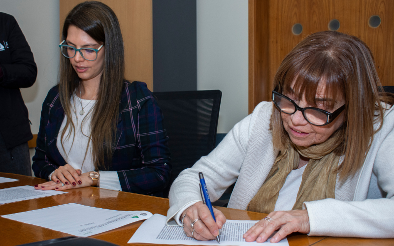 Carmen Midaglia y Patricia Soria firman el convenio con el Municipio B por el Centro de Recreación y Cuidados.